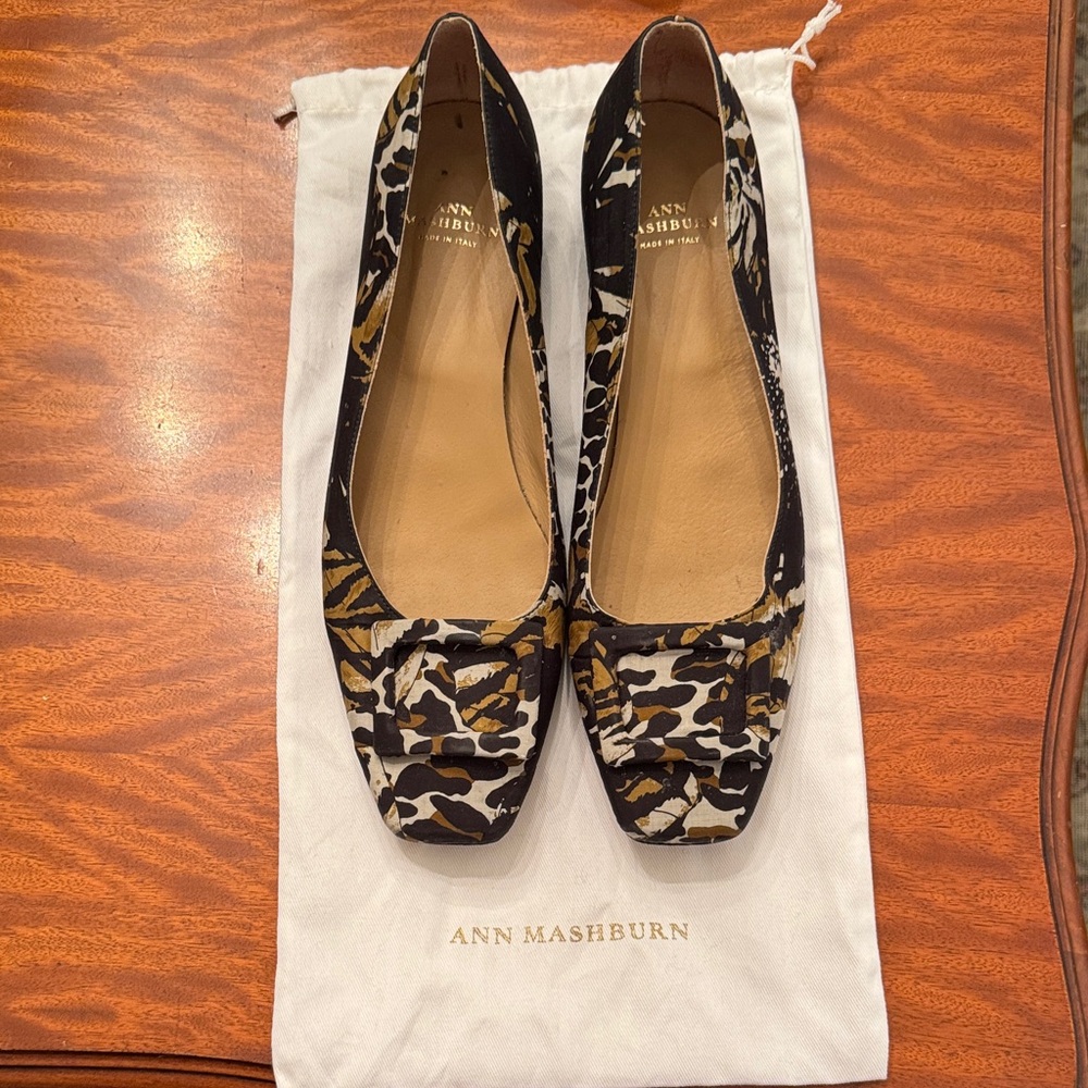 ANN MASHBURN Women's Black and Gold Patterned Flats